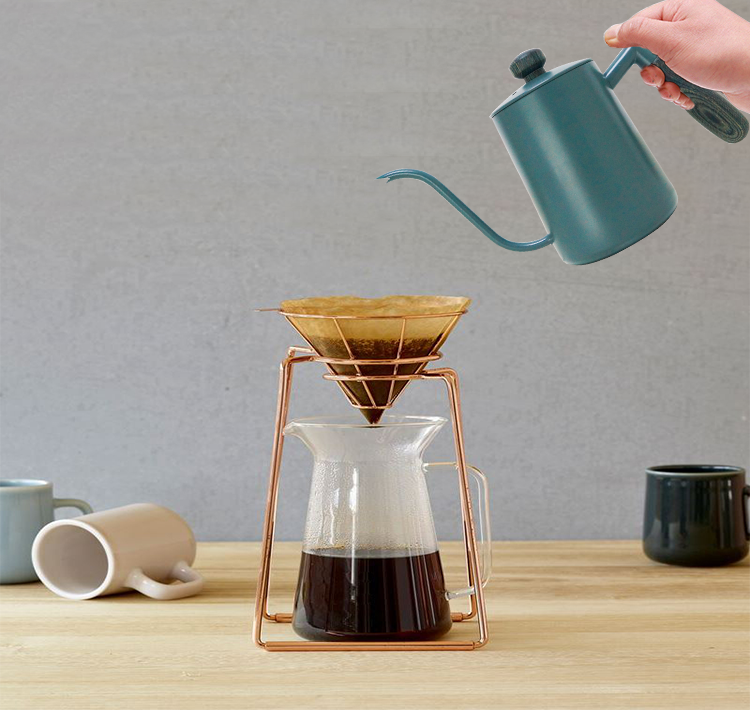 グースネック茶の茶の茶色の水の醸造やバリスタのコーヒーケトルに完璧
