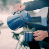 耐久性とエネルギー効率の高い青いエナメルのコーヒーポット手の注ぐ茶水ややかん