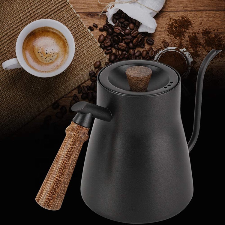 コーヒーのドリッパーの上の木製のハンドルを注ぐドリップ鍋茶入りティーポット